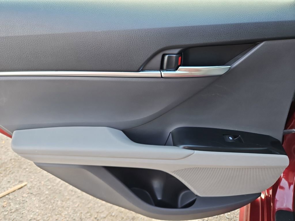 Used 2018 Toyota Camry SE w/ Moonroof Package image 29