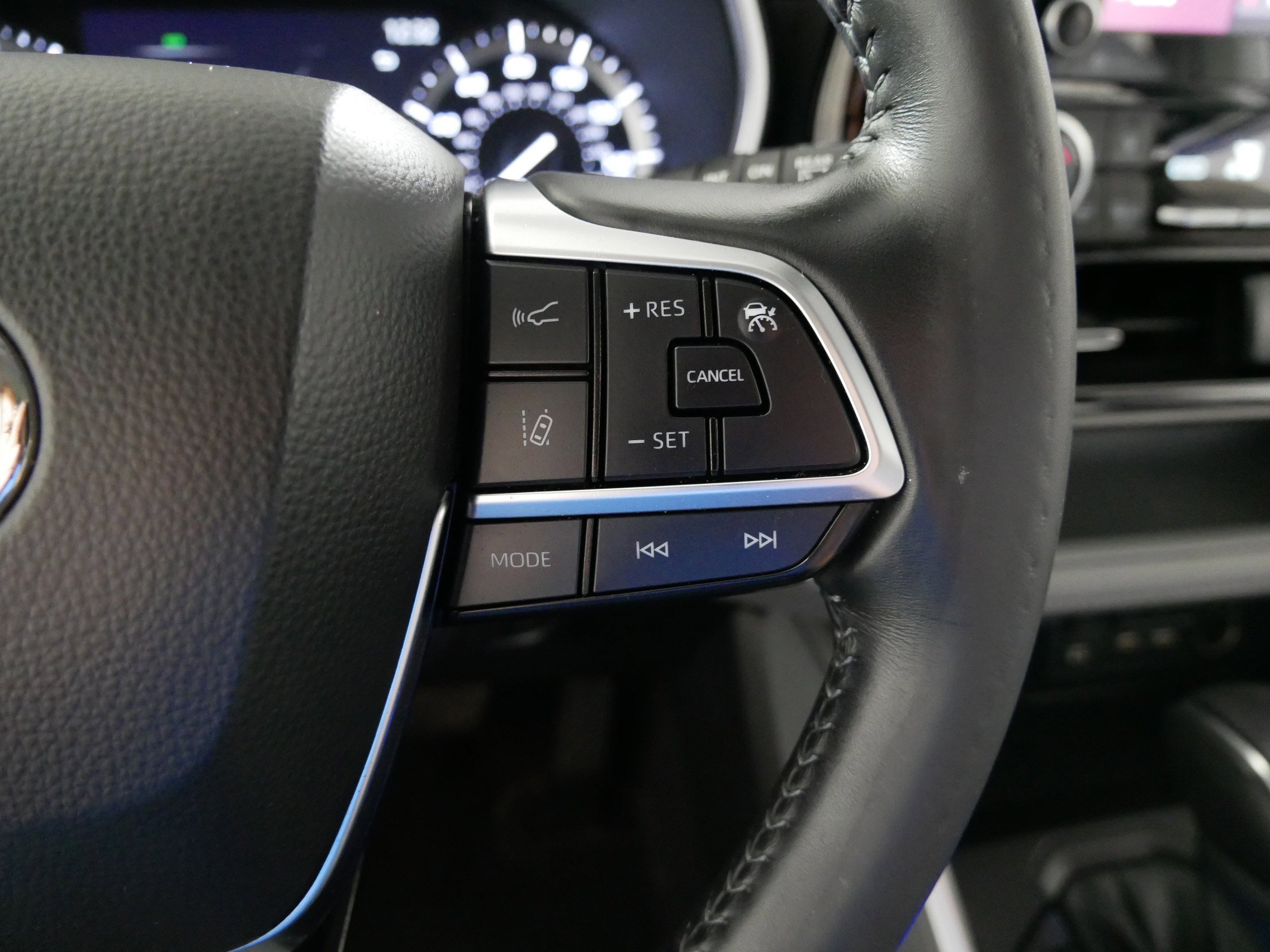 Used 2021 Toyota Highlander XLE AWD/4WD image 28