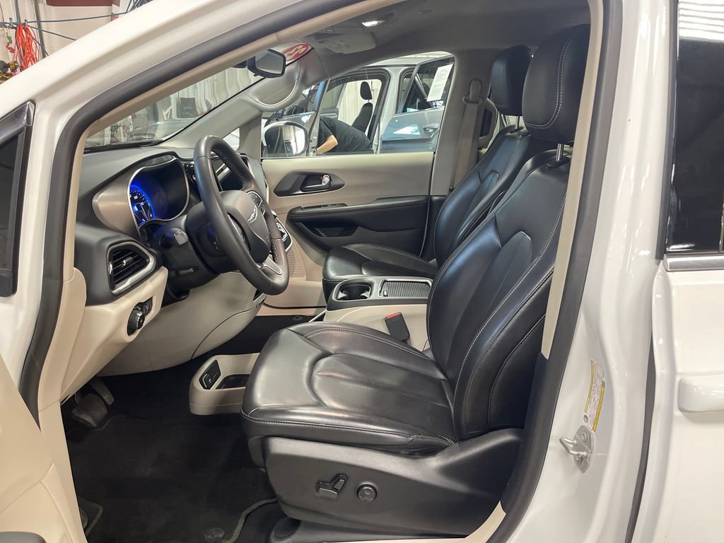 Used 2023 Chrysler Pacifica Touring-L FWD image 14