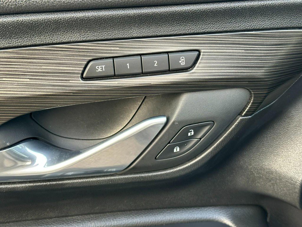 Used 2024 GMC Terrain SLT image 17