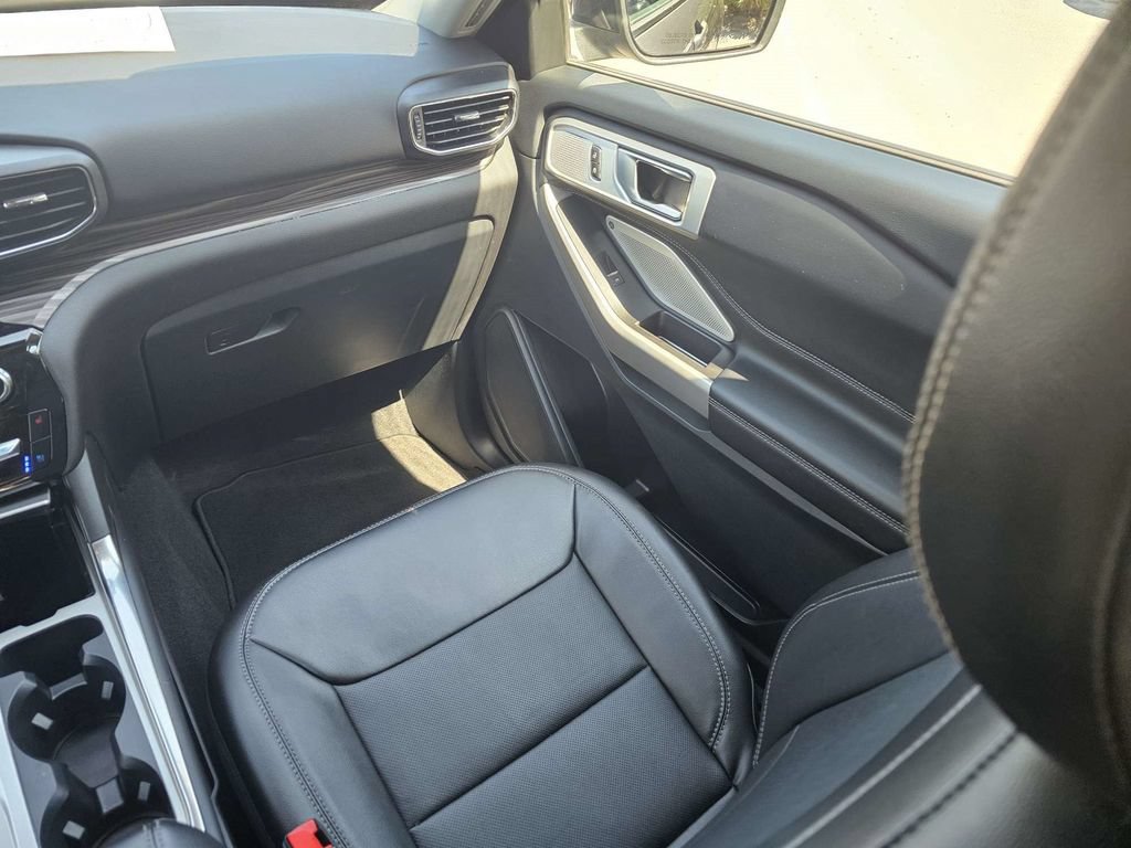 Used 2023 Ford Explorer Limited w/ Limited Technology Package RWD image 18