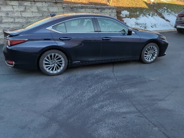 Used 2021 Lexus ES 300h w/ Luxury Package image 3