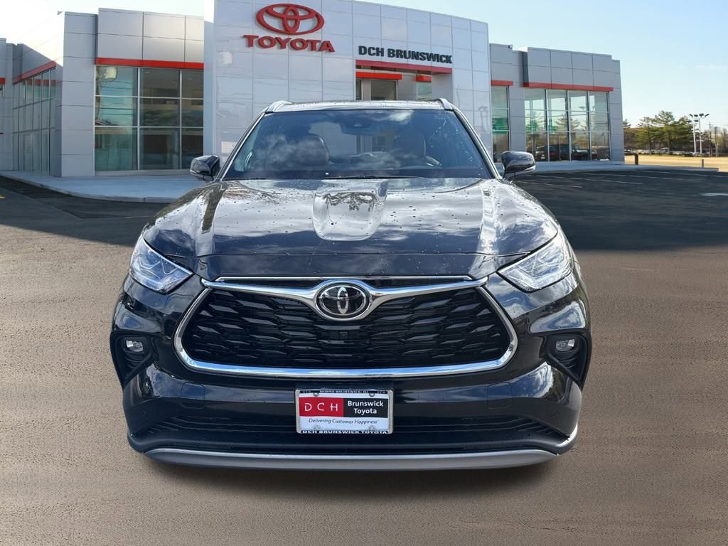 New 2025 Toyota Highlander Platinum image 2
