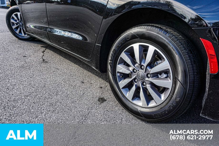 Used 2024 Chrysler Pacifica Select image 17