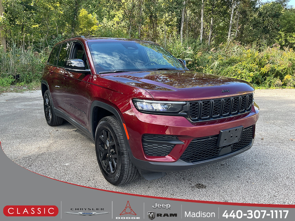 Used 2025 Jeep Grand Cherokee Altitude AWD/4WD image 1