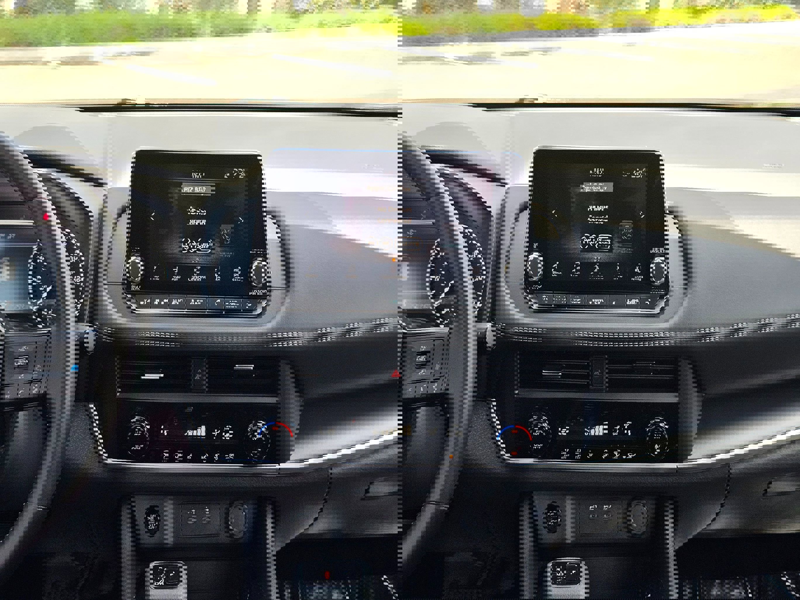 Used 2025 Nissan Rogue SV image 22