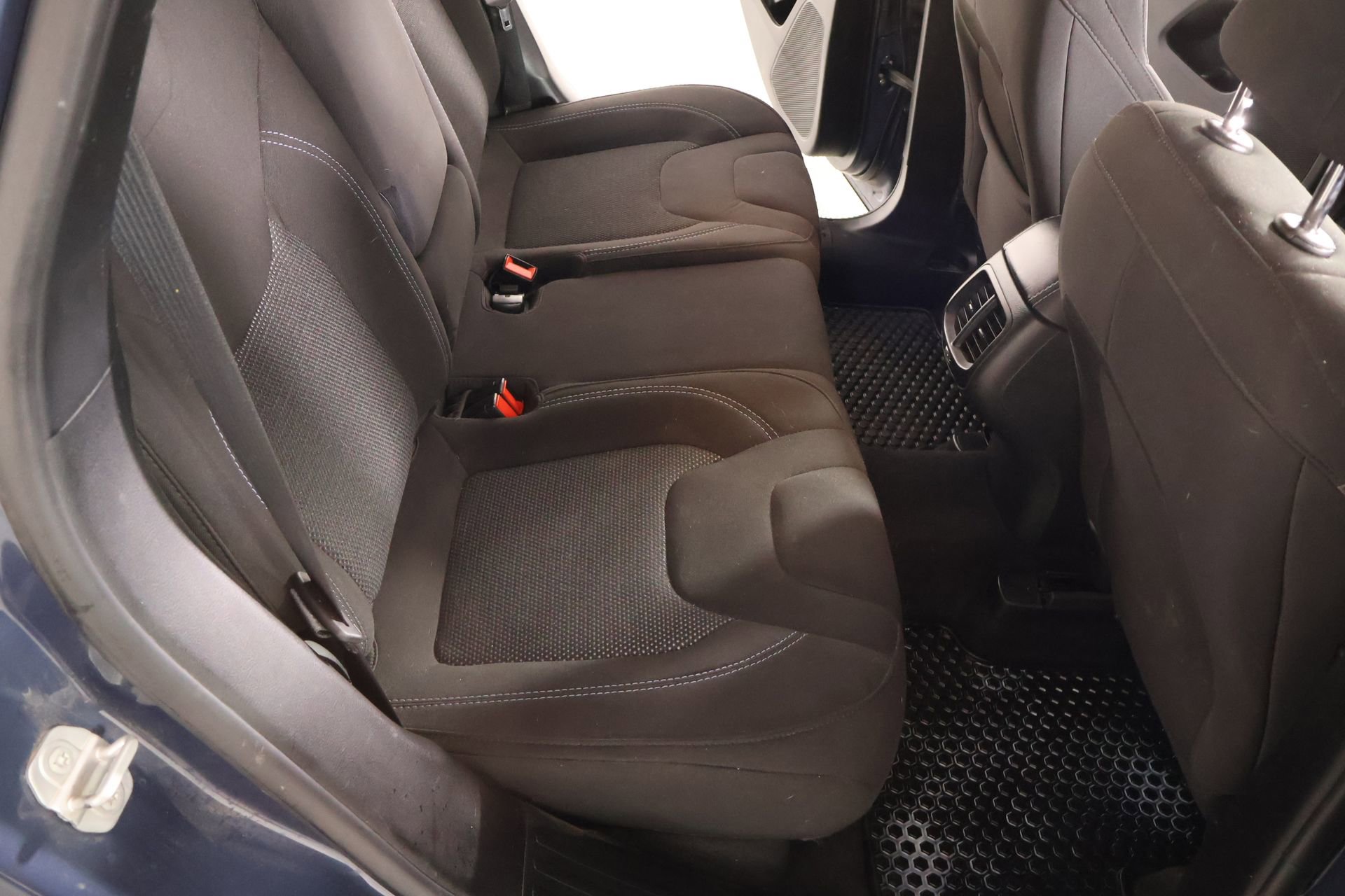 Used 2020 Jeep Cherokee Latitude w/ Cold Weather Group image 14