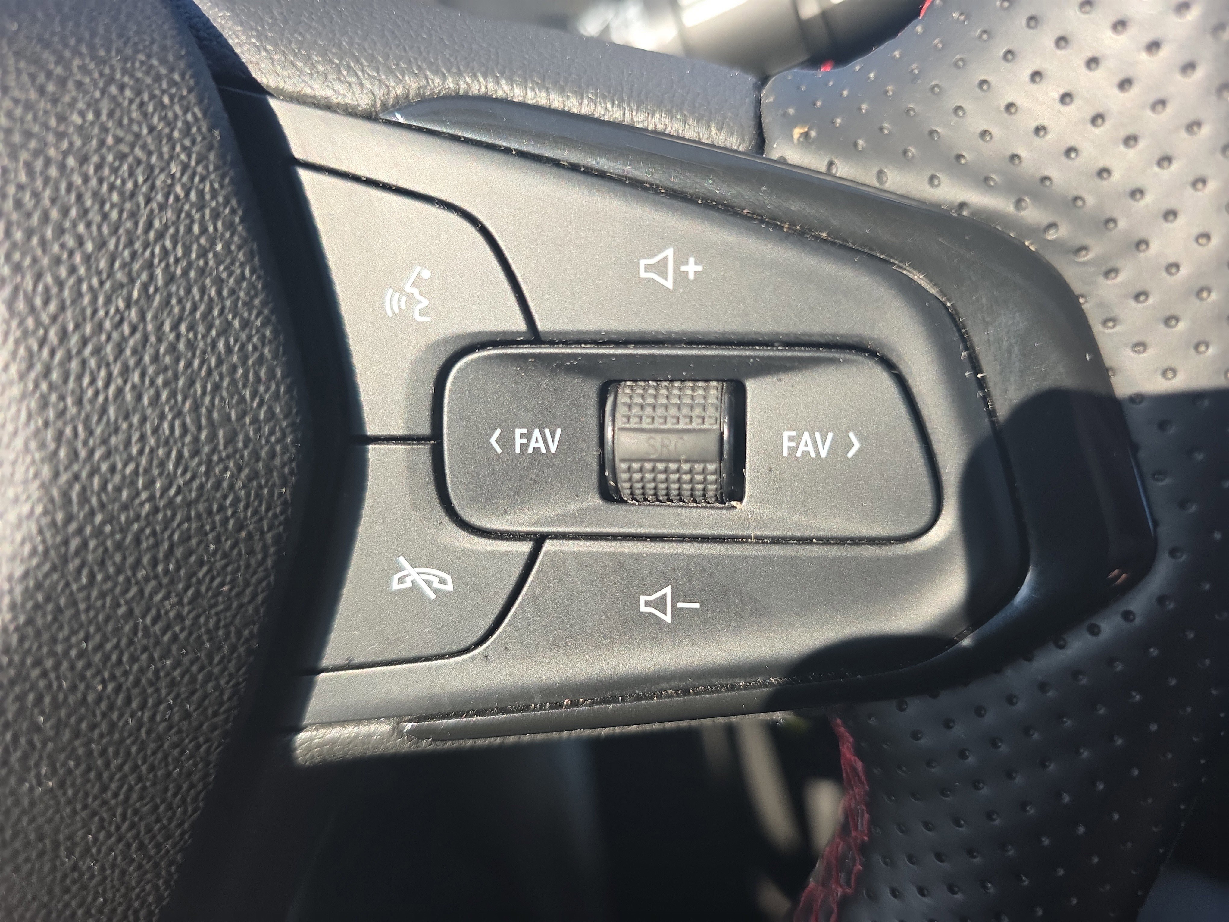 Used 2024 Chevrolet Trax RS w/ Sunroof Package FWD image 36