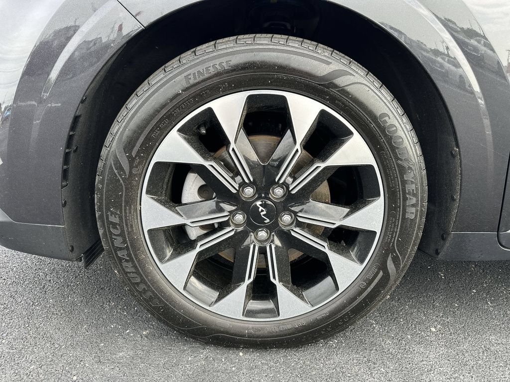 Used 2024 Kia Carnival EX FWD image 16