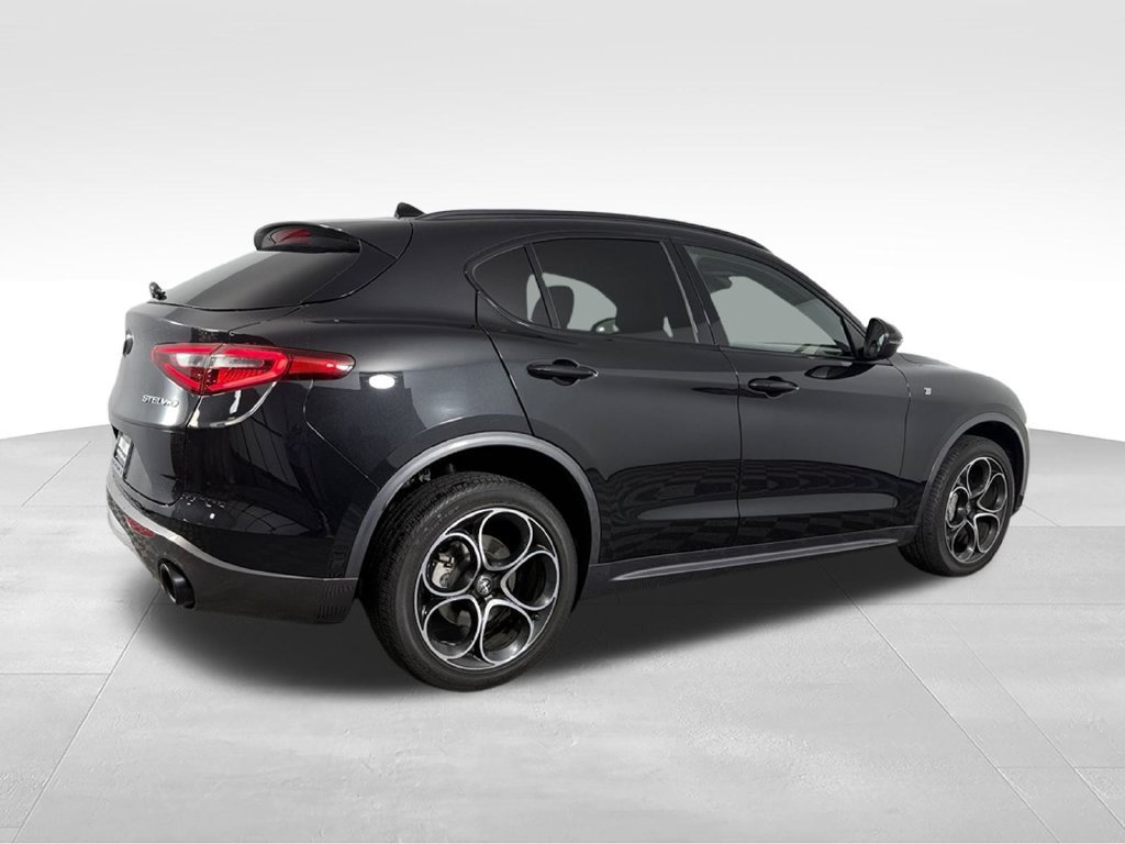 Used 2023 Alfa Romeo Stelvio Ti AWD/4WD image 7