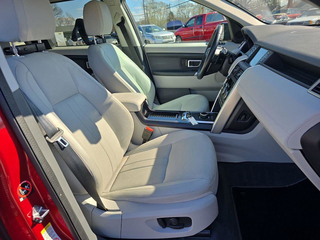 Used 2019 Land Rover Discovery Sport SE image 8