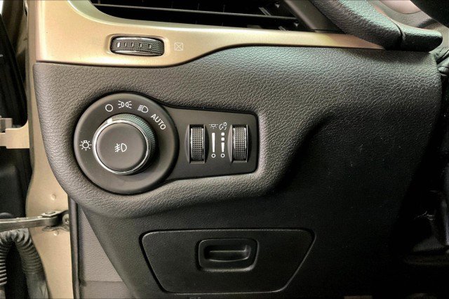 Used 2017 Jeep Cherokee Latitude image 32