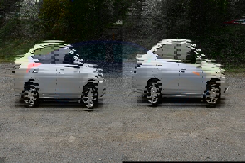 Used 2015 Nissan Versa SV FWD image 11