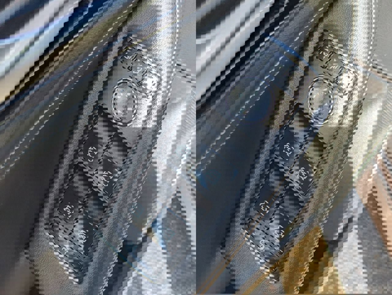 Certified 2019 INFINITI QX30 w/ Cargo Package image 22