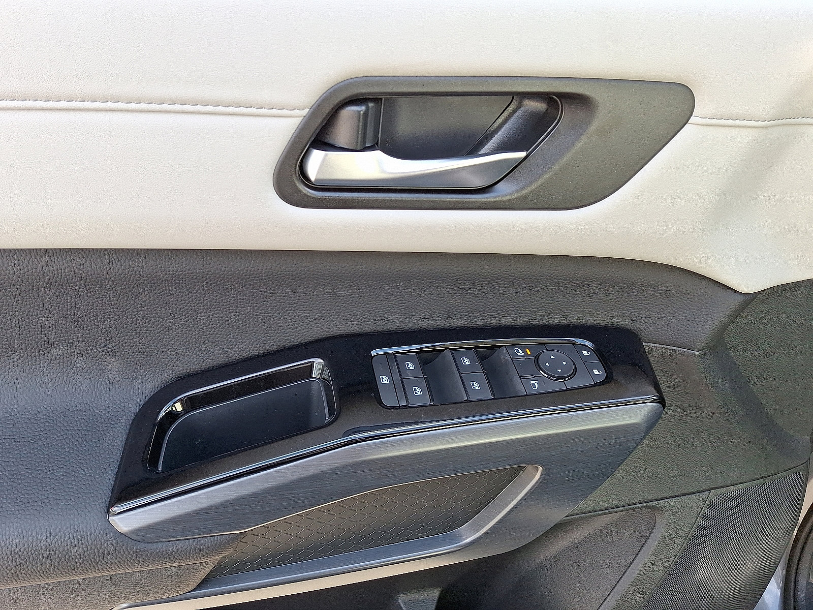 New 2025 Nissan Pathfinder SL image 9