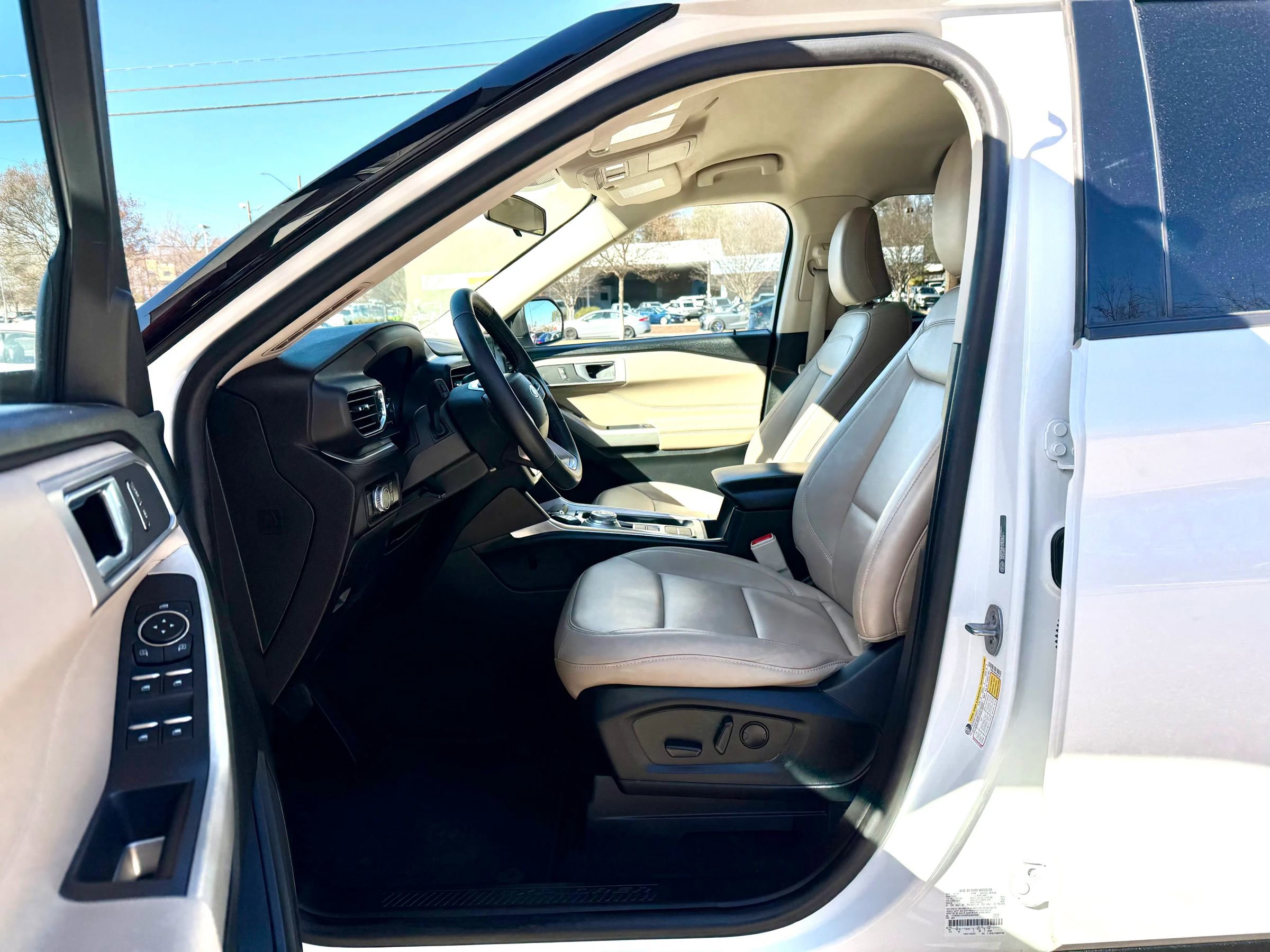 Used 2023 Ford Explorer XLT w/ Equipment Group 202A image 9