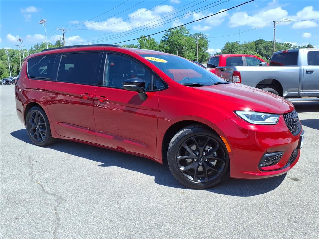 Used 2025 Chrysler Pacifica Limited FWD video 2