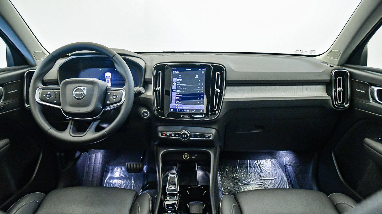 Certified 2025 Volvo XC40 B5 Ultra w/ Climate Package image 15