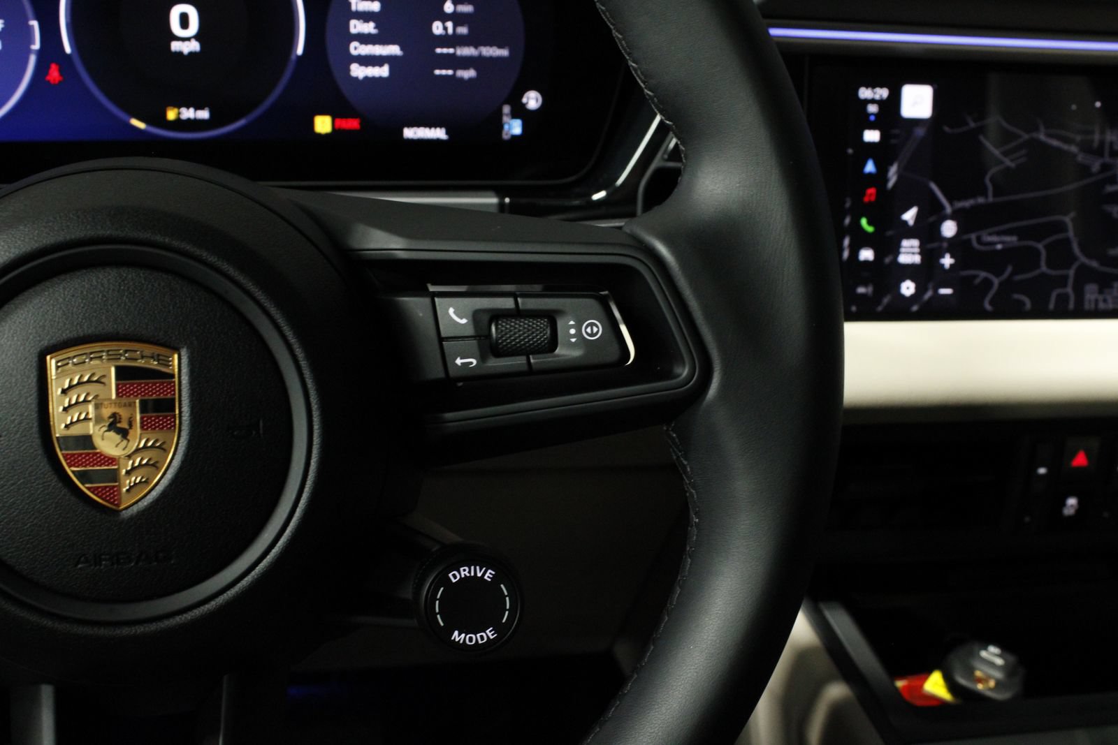 Certified 2025 Porsche Macan 4 Electric AWD/4WD image 25