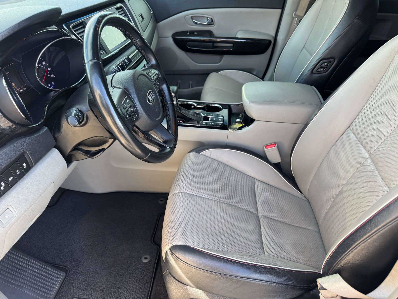 Used 2019 Kia Sedona SX image 17
