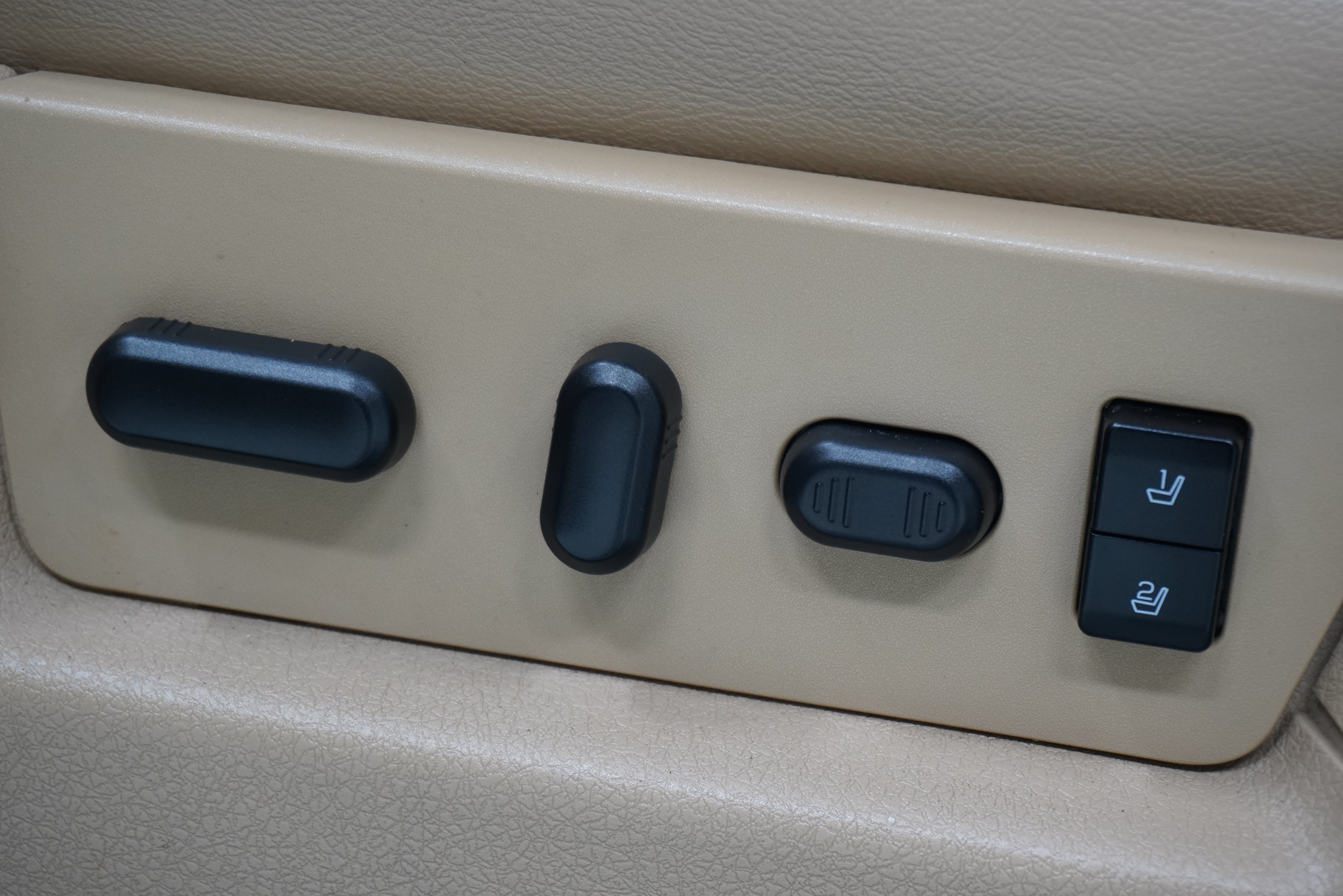Used 2013 Ford F150 Lariat w/ Lariat Chrome Pkg AWD/4WD image 16