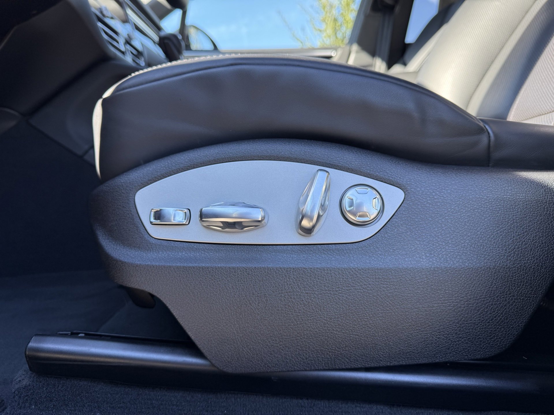 Used 2025 Porsche Macan image 28