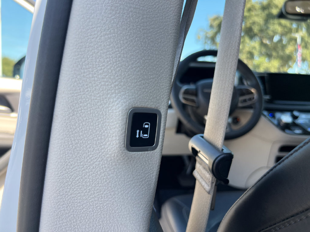 Used 2024 Chrysler Pacifica Limited FWD image 25