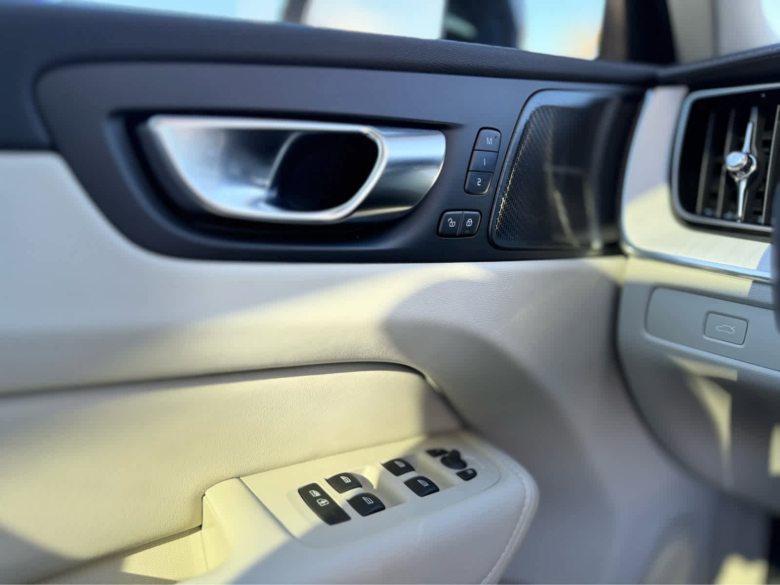 New 2026 Volvo XC60 B5 Ultra w/ Protection Package Premier image 19