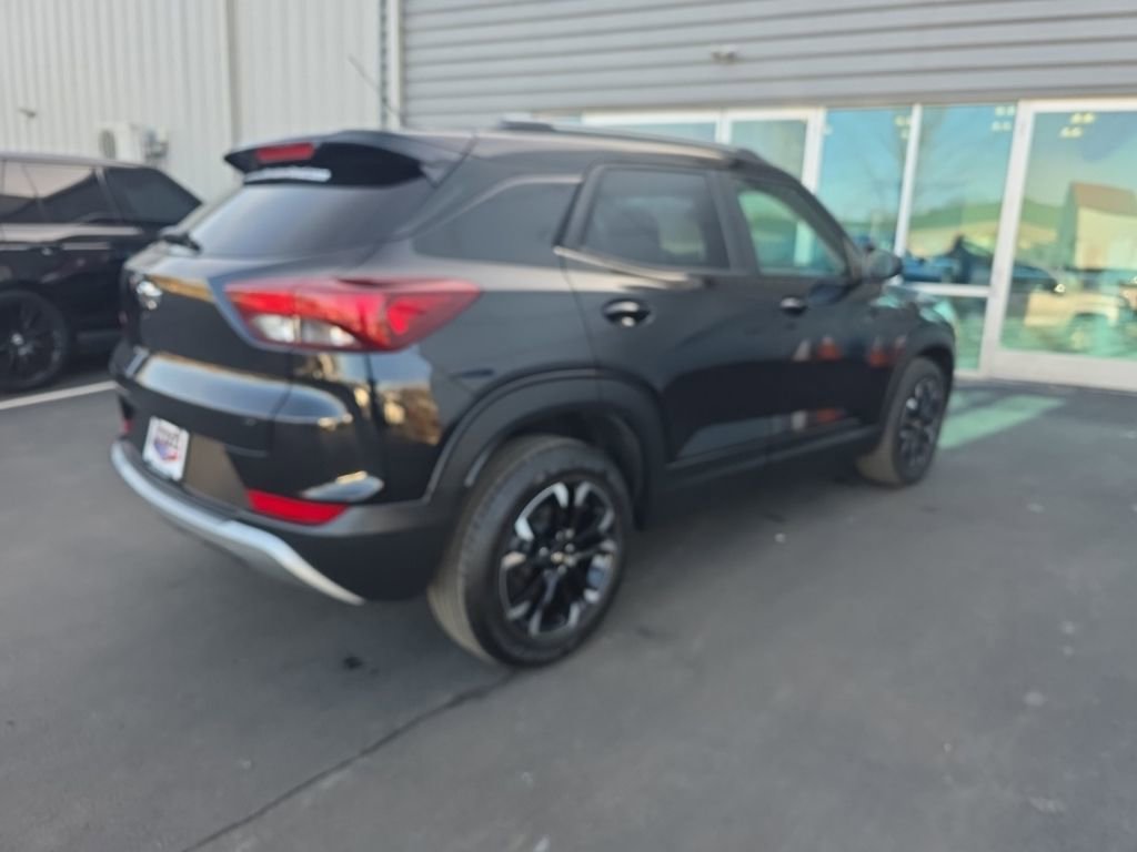 Used 2022 Chevrolet TrailBlazer LT w/ LPO, Blackout Package image 5