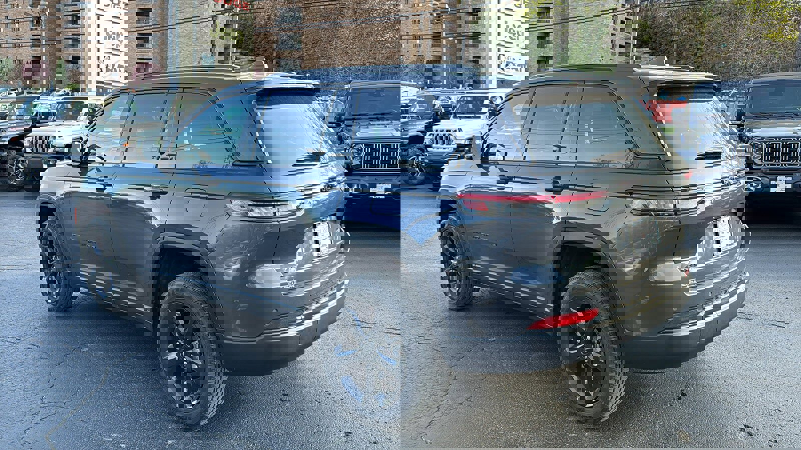Used 2023 Jeep Grand Cherokee Altitude image 5