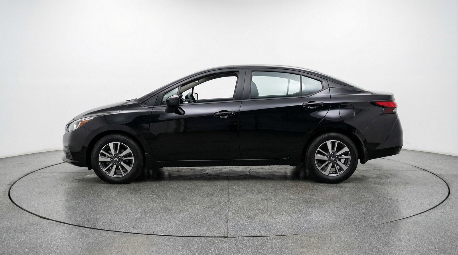 Used 2025 Nissan Versa SV image 5