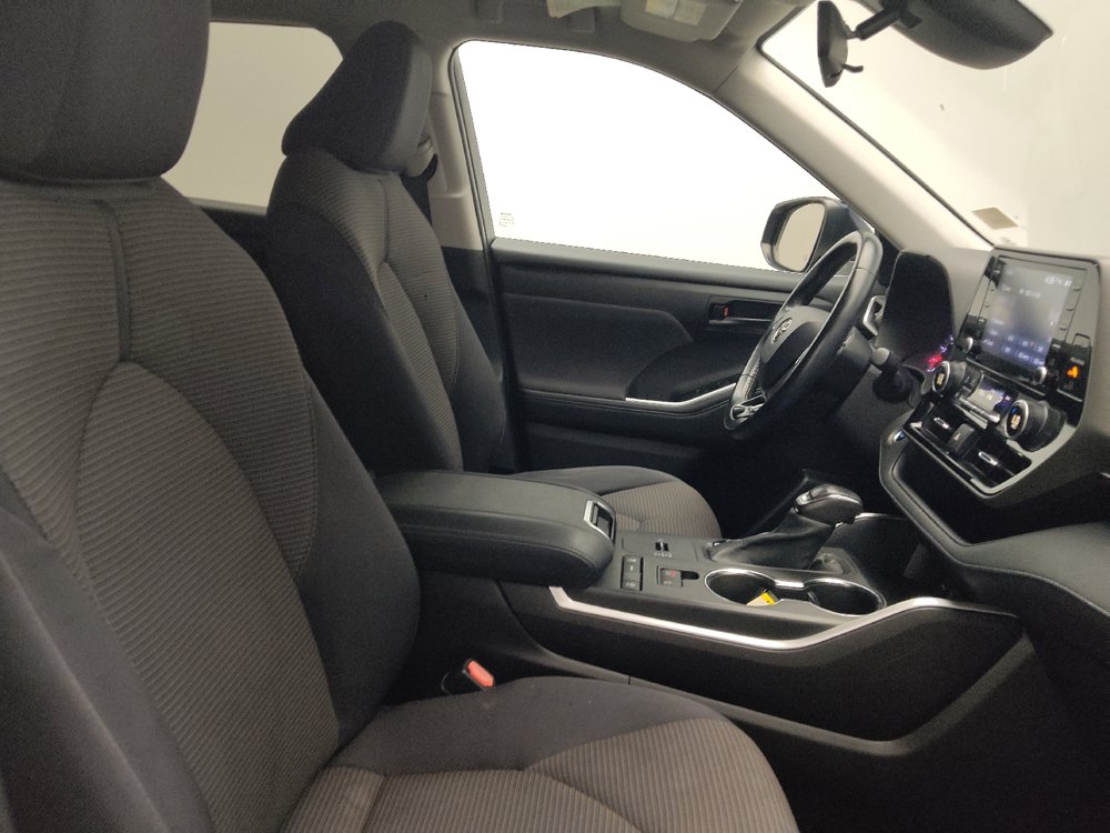 Used 2021 Toyota Highlander LE FWD image 21