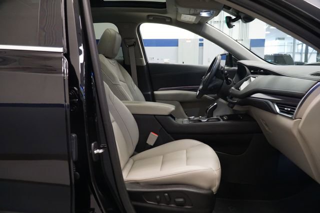 Used 2022 Cadillac XT4 Luxury w/ Cold Weather Package image 17