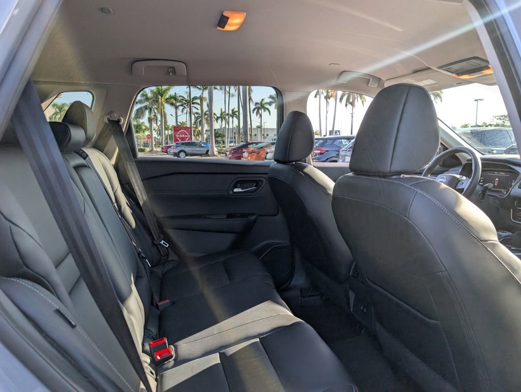 Certified 2025 Nissan Rogue SL FWD image 16