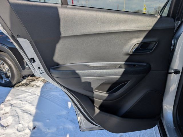 Used 2022 Chevrolet Trax LT w/ LT Convenience Package image 14