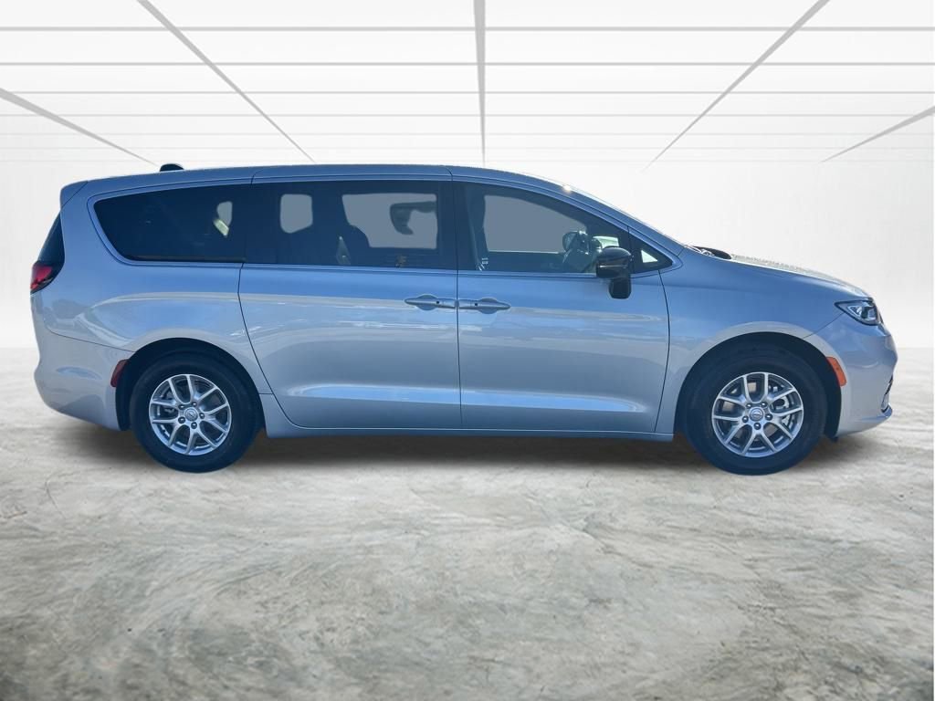 New 2026 Chrysler Pacifica Select image 3