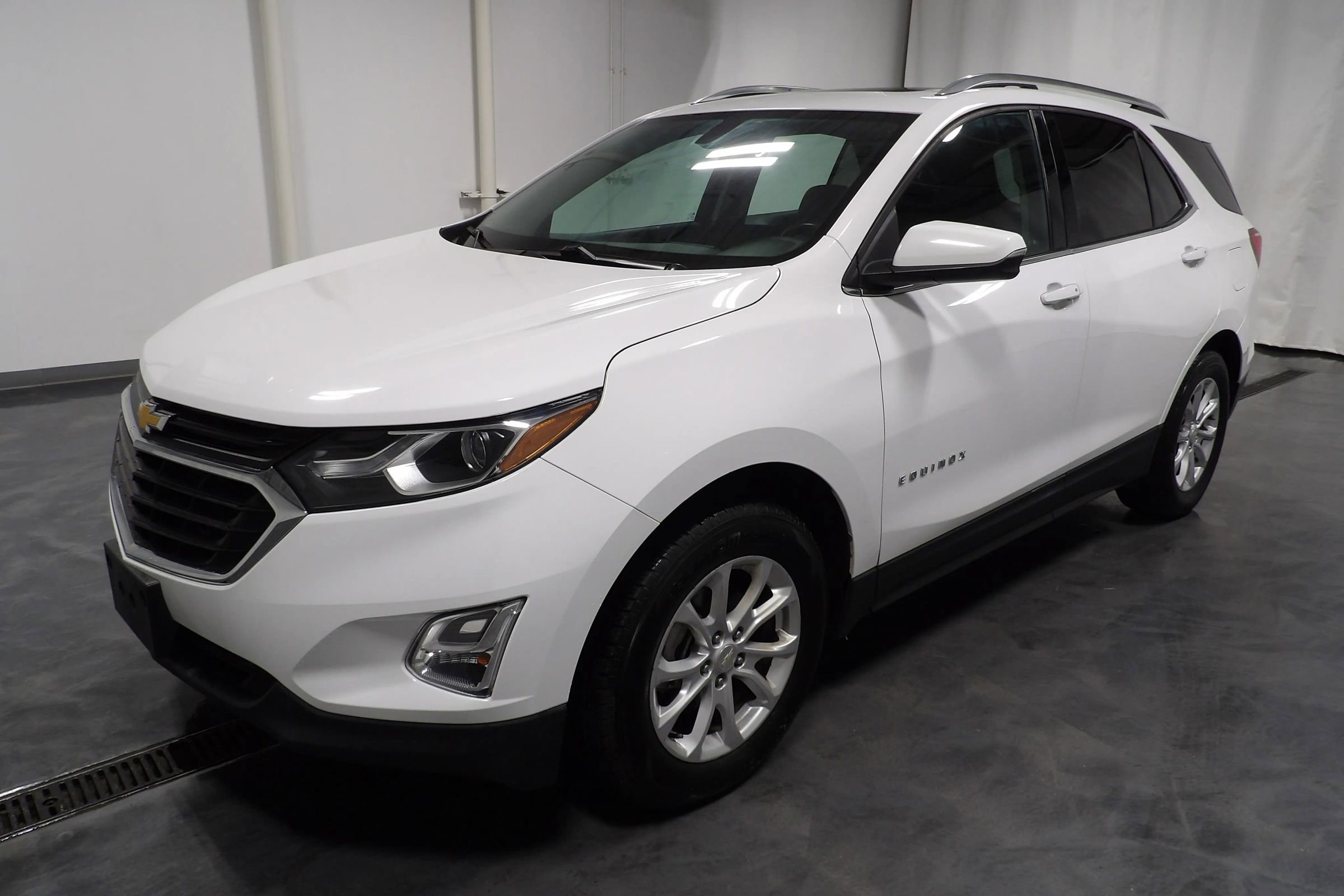Used 2018 Chevrolet Equinox LT w/ Sun & Infotainment Package FWD image 4