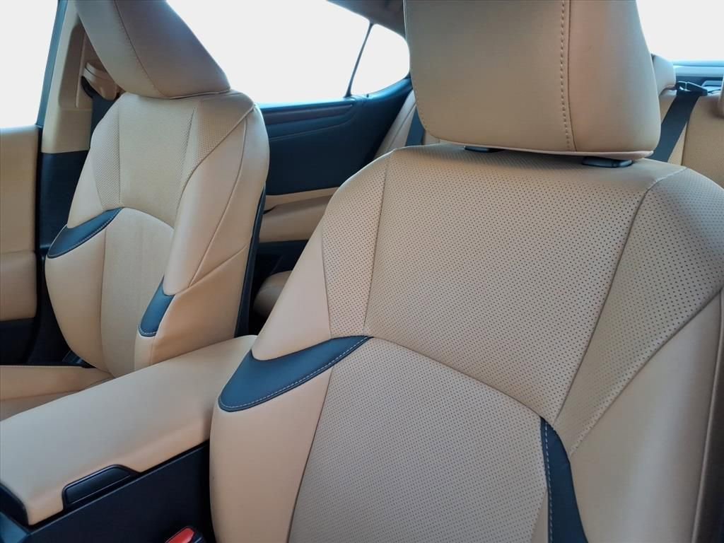 Used 2024 Lexus ES 300h w/ Premium Package image 11