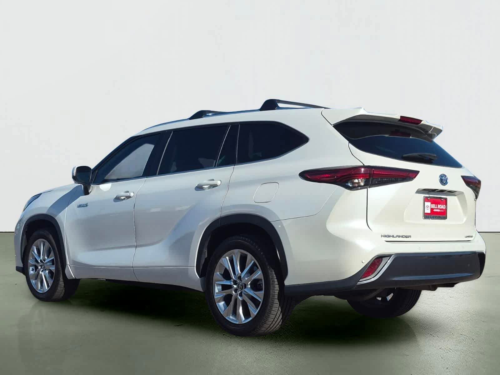 Used 2021 Toyota Highlander Limited FWD image 3