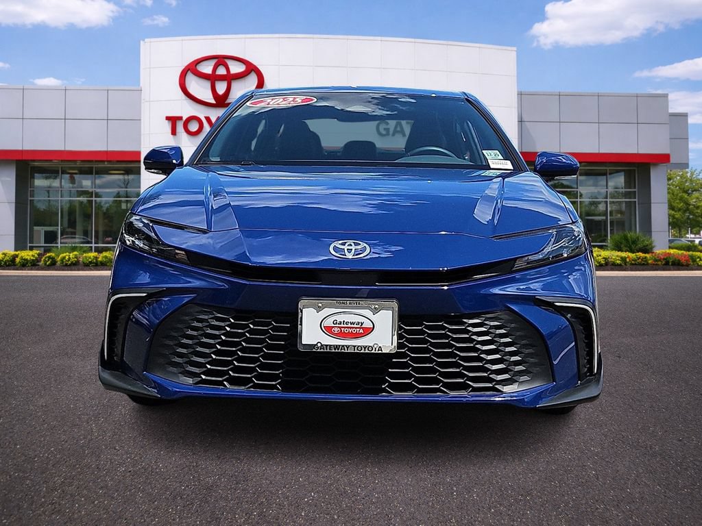 Used 2025 Toyota Camry SE AWD/4WD image 2