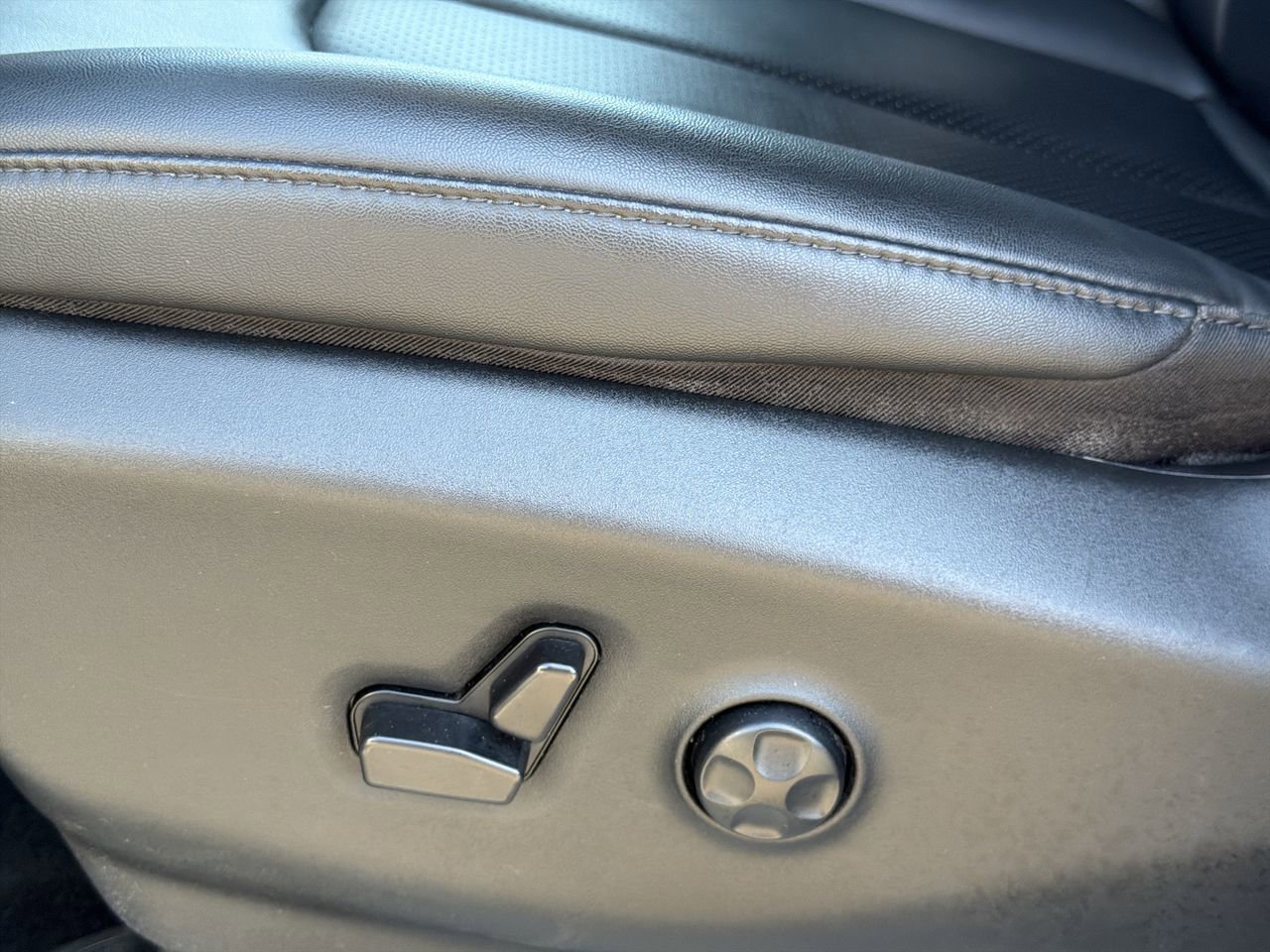 Used 2024 Chrysler Pacifica Touring-L image 12
