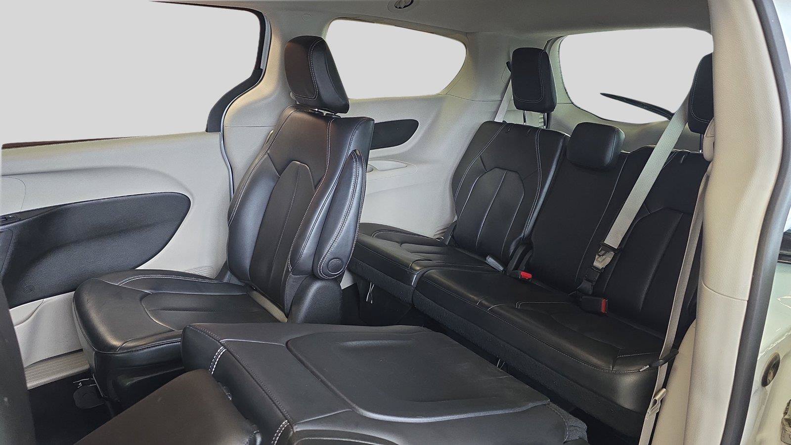 Used 2023 Chrysler Pacifica Touring-L FWD image 19