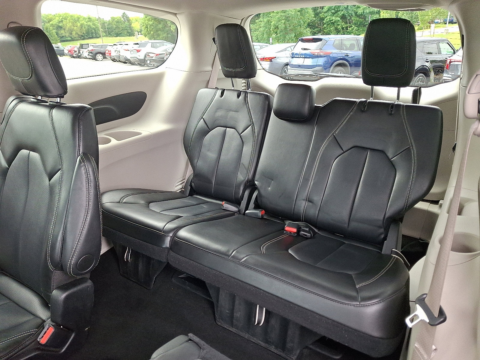 Used 2024 Chrysler Pacifica Touring-L image 11