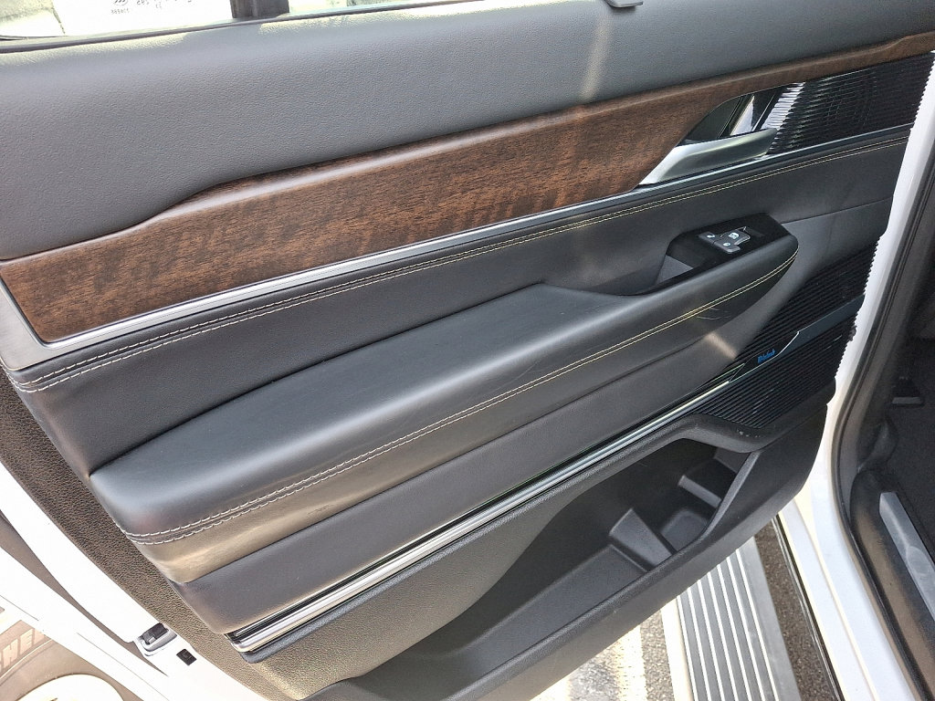 Used 2024 Jeep Grand Wagoneer L 4WD image 19