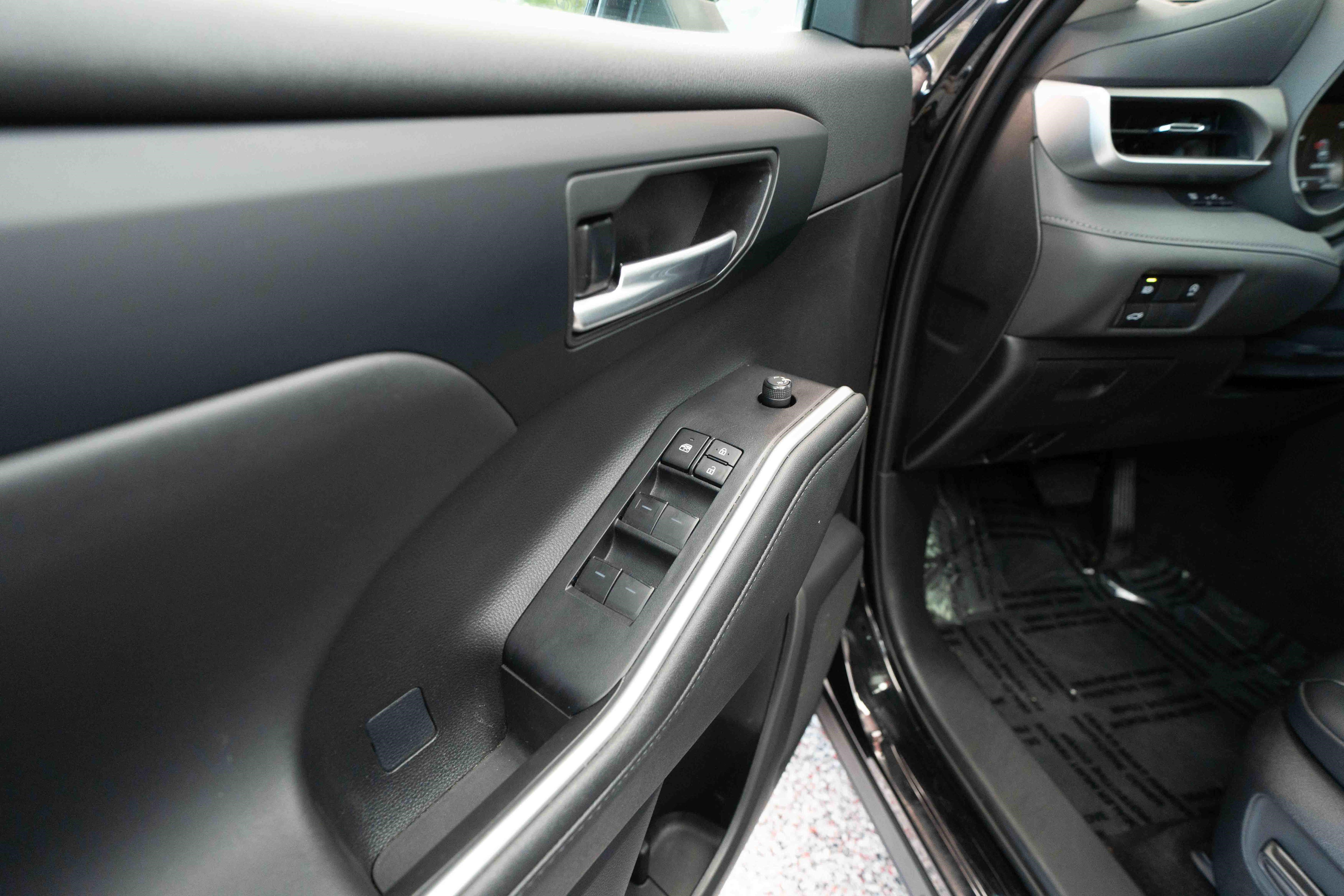 Used 2023 Toyota Highlander XLE AWD/4WD image 7