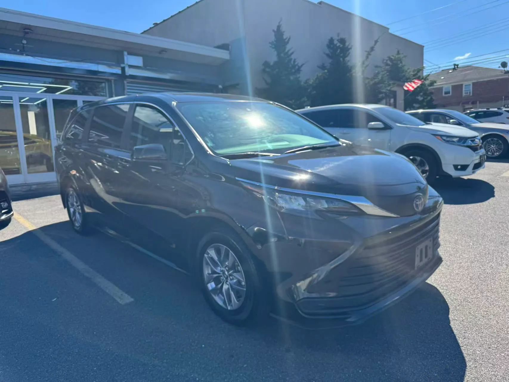 Used 2024 Toyota Sienna LE image 4