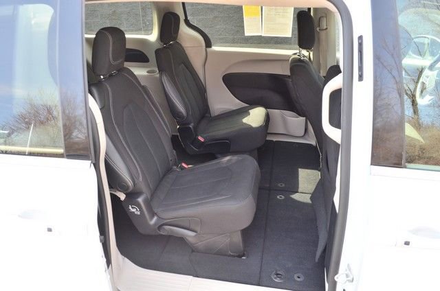 Used 2023 Chrysler Voyager LX image 32