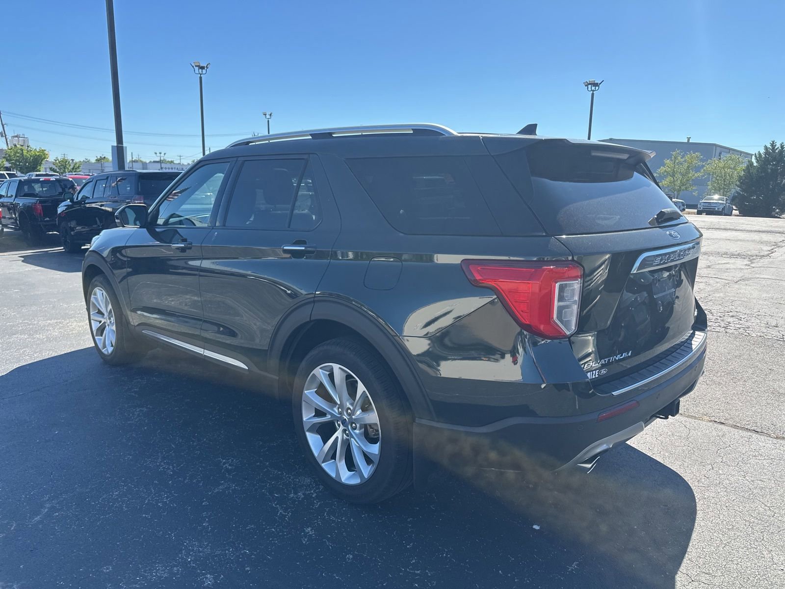 Used 2022 Ford Explorer Platinum w/ Technology Package AWD/4WD image 4