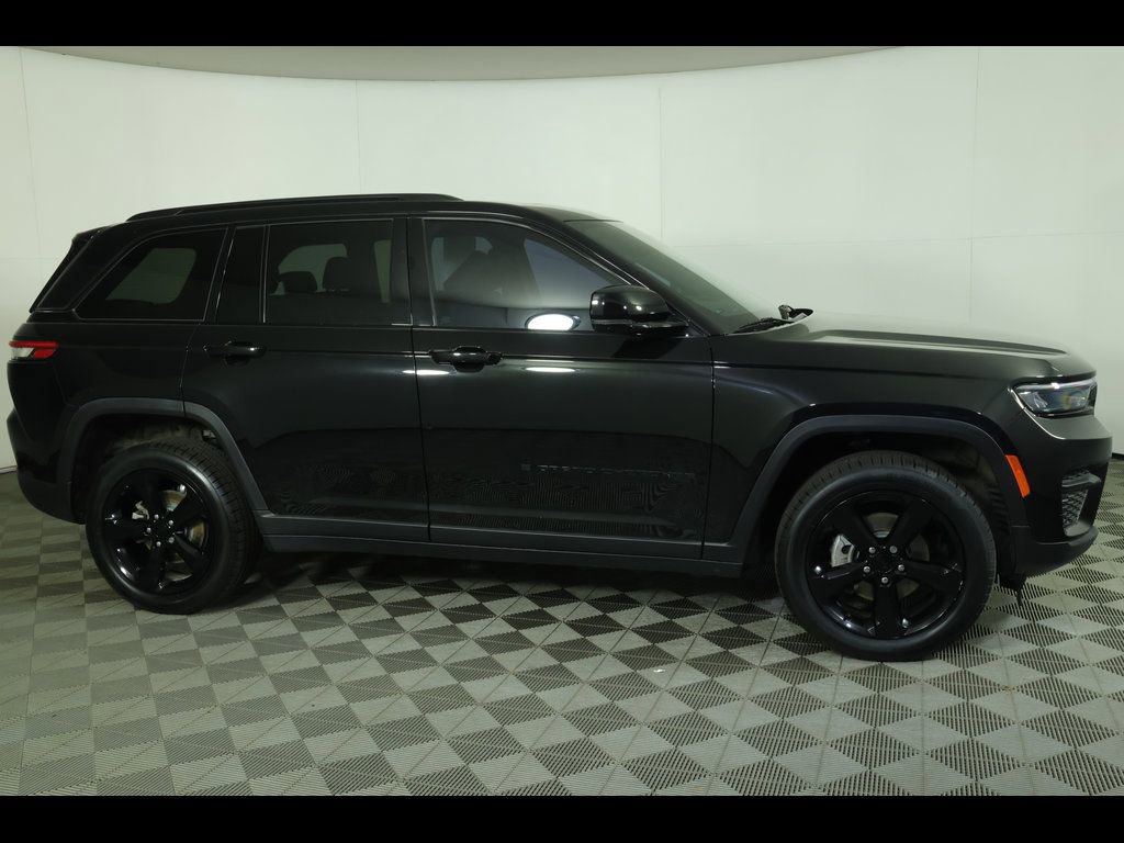 Used 2023 Jeep Grand Cherokee Altitude AWD/4WD image 10