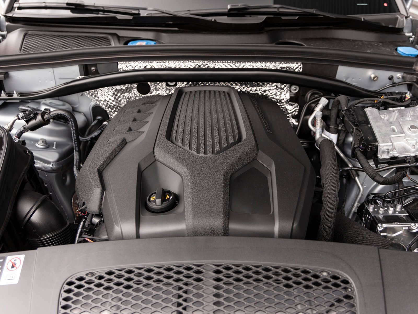 Certified 2025 Porsche Macan image 37